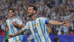 Un triplete histórico de Lionel Messi lleva a Argentina a superar a Argelia