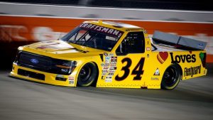 Layne Riggs gana la salvaje carrera de debut de NASCAR Truck en Naval Melancholy Coronado