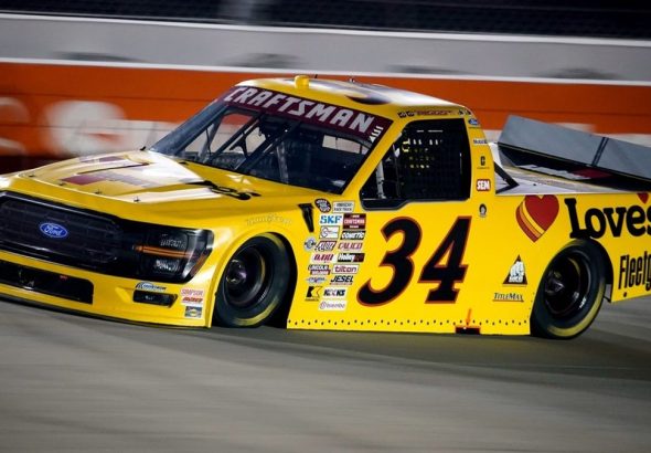 Layne Riggs gana la salvaje carrera de debut de NASCAR Truck en Naval Melancholy Coronado