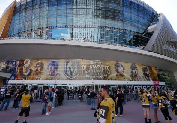 El propietario de los Knights de la NHL lanza un murmullo para la franquicia de crecimiento de la NBA en Las Vegas