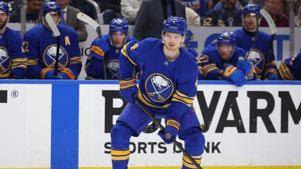 Blackhawks cambian la cuarta selección total a Sabres por D Bowen Byram