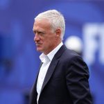 Didier Deschamps regresa a Francia tras asistir al funeral de su madre