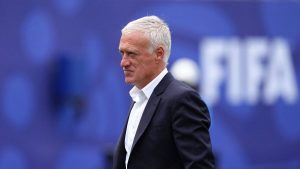 Didier Deschamps regresa a Francia tras asistir al funeral de su madre