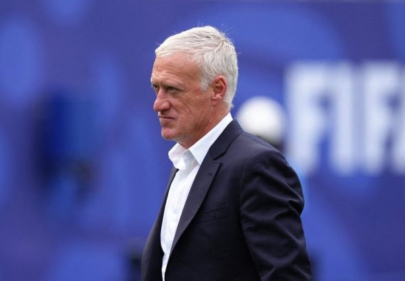 Didier Deschamps regresa a Francia tras asistir al funeral de su madre