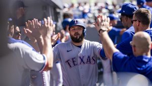 Jake Burger tiene un día gigantesco mientras los Rangers continúan candentemente contra los Azulejos