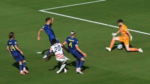 Diez hombres de Estados Unidos acumulan 2-0 sobre Bosnia y pasan a octavos de final
