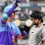 Jake McCarthy conecta jonrón inicial y slam mientras los Rockies derrotan a los Gigantes