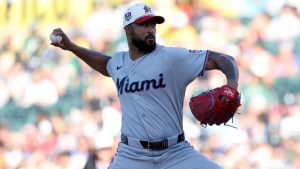 Sandy Alcántara y Otto López lideran a los Marlins ante los Atléticos en apuros