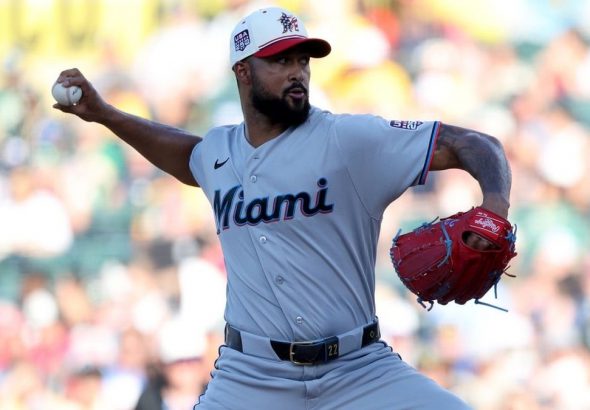 Sandy Alcántara y Otto López lideran a los Marlins ante los Atléticos en apuros