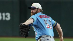 Brandon Woodruff de los Cerveceros sale contra los D-backs después de que la velocidad cae en picado