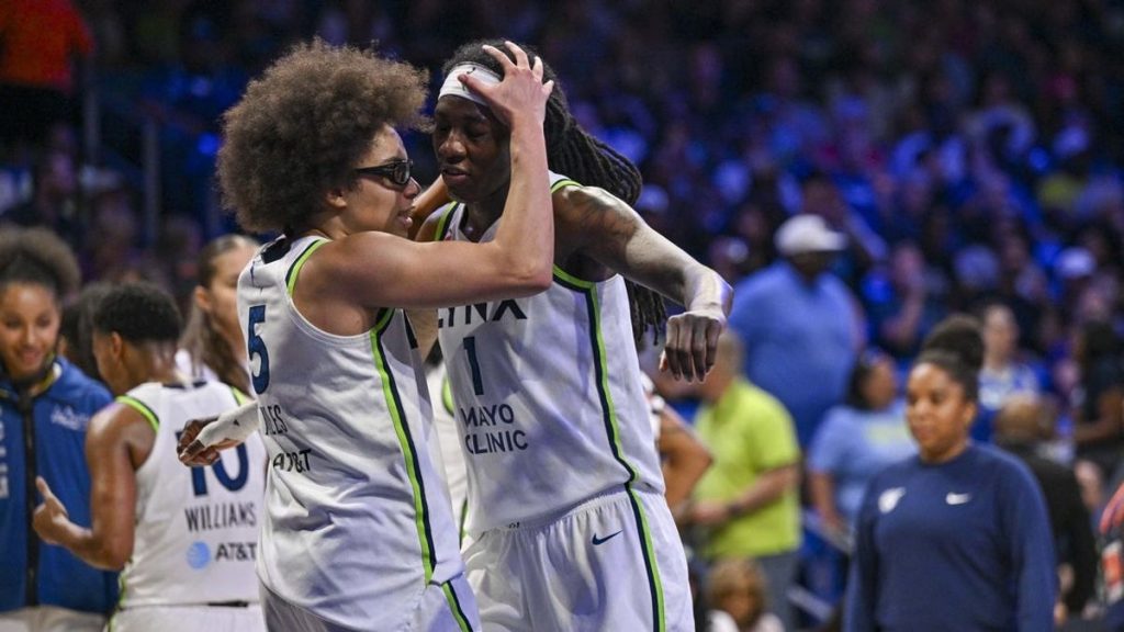 Olivia Miles y Natasha Howard graban a Lynx en una situación de 2 juegos con Solar