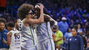 Olivia Miles y Natasha Howard graban a Lynx en una situación de 2 juegos con Solar