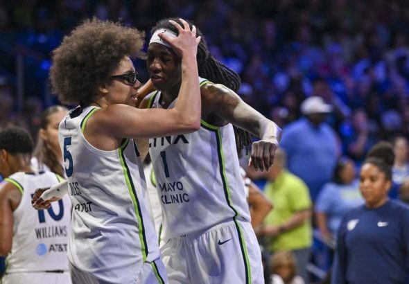 Olivia Miles y Natasha Howard graban a Lynx en una situación de 2 juegos con Solar