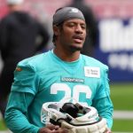 Archivo: Los comandantes boleton al CB Rasul Douglas para un acuerdo de 1 a 365 días