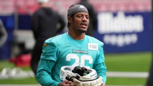 Archivo: Los comandantes boleton al CB Rasul Douglas para un acuerdo de 1 a 365 días