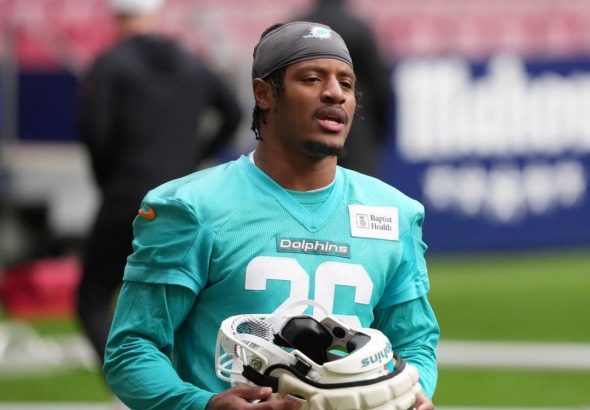 Archivo: Los comandantes boleton al CB Rasul Douglas para un acuerdo de 1 a 365 días