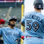 HR sorpresa de Jonatan Clase impulsa a los Azulejos a superar a los Gigantes