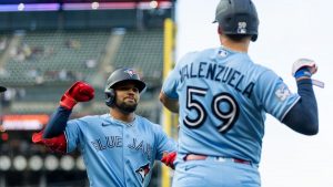 HR sorpresa de Jonatan Clase impulsa a los Azulejos a superar a los Gigantes