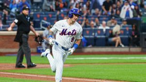 Tyler Tolbert empata impresionante con hits consecutivos mientras los Reales superan a los Mets