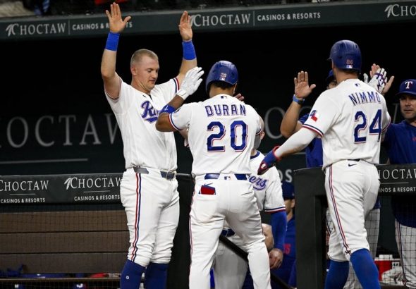 Los Rangers pierden la ventaja pero se adelantan a los Angelinos para cruzar a la cima del Oeste de la Liga Americana
