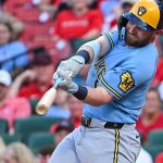 Cerveceros arrebatan a los Cardenales para ganar cuatro de cinco en secuencia