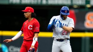 El jonrón de Alex Bregman en la séptima entrada permite que los Cachorros derroten a los Rojos