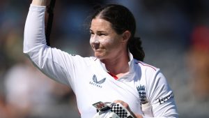 Inglaterra sufre una dura derrota ante India en Lord’s Test cuando Heather Knight y Tammy Beaumont salen por poco dinero en las últimas entradas.