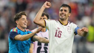 España grita que el trabajo en equipo quizás aún podría salir del Mundial de superestrellas cuando Kylian Mbappé y Francia fueron eliminados.