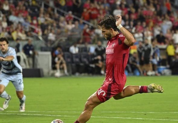 El flojo PK de Eduard Lowen eleva a St. Louis City sobre Sporting KC