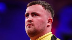World Matchplay Darts: Luke Littler inicia la defensa del título con un modelo bien proporcionado mientras Stephen Bunting sobrevive al gran pánico