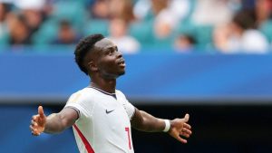 Triplete de Bukayo Saka y Inglaterra vence a Francia en un salvaje partido por la tercera reputación