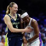 Paige Buckers abandona el recreo después de una colisión y se golpea la cabeza contra el suelo